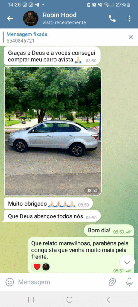 Imagem de um carro estacionado em uma área com árvores, utilizado como parte de uma conversa sobre a conquista de comprar um veículo à vista. Mensagens expressam agradecimento e celebração da realização.