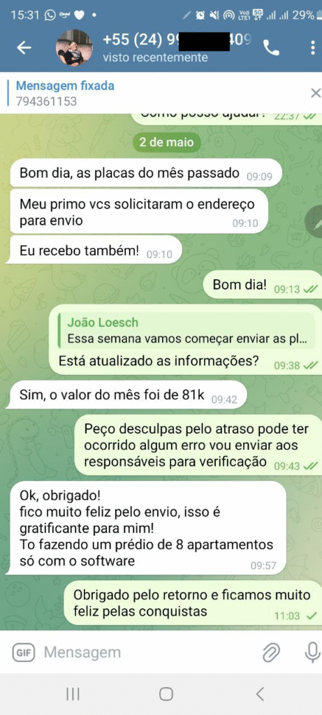 Conversa em aplicativo de mensagens destacando a comunicação sobre o envio de placas e atualizações financeiras, incluindo agradecimentos e discussões sobre um projeto de construção de um prédio com 8 apartamentos.