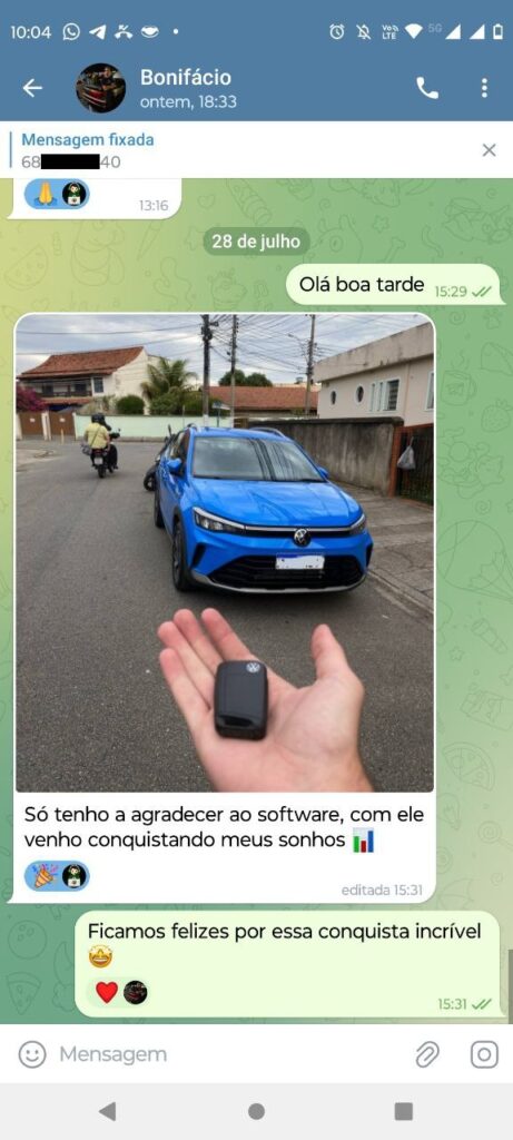Homem segurando a chave de um carro Volkswagen azul em uma rua, enquanto um ciclista passa ao fundo; mensagem de agradecimento pelo software que ajudou a conquistar um sonho.