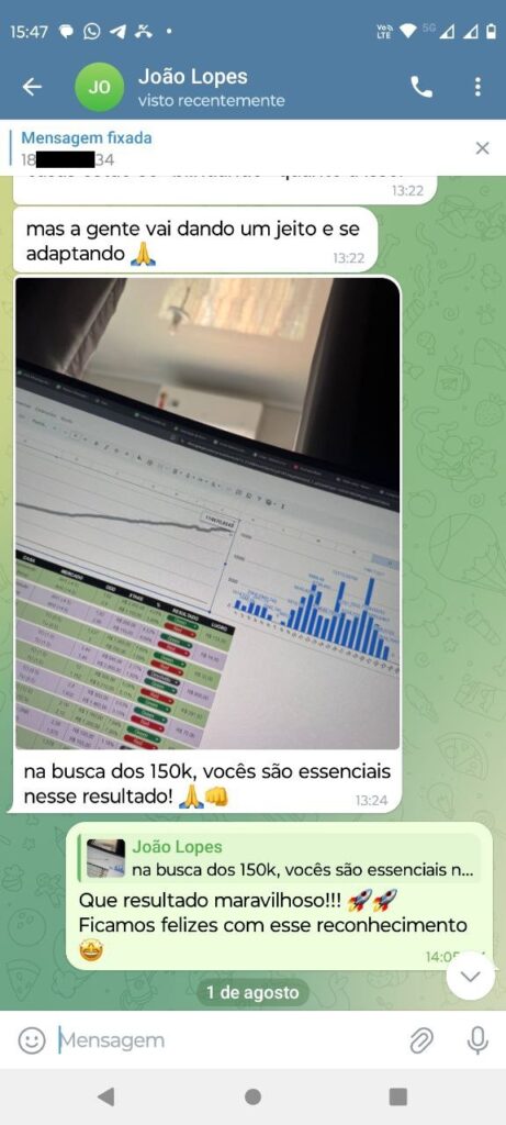 Imagem de uma tela de computador mostrando gráficos e dados em busca de uma meta de 150 mil, com mensagens de apoio e celebração no aplicativo WhatsApp.
